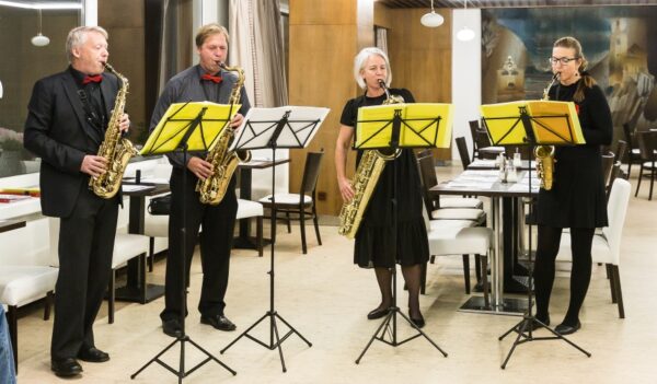 Musiker mit ihren Saxophonen